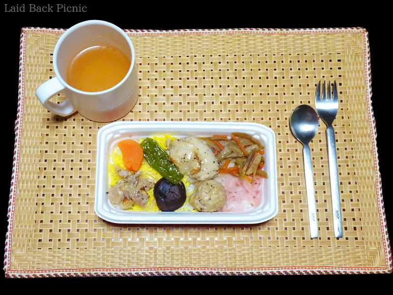 コンビニのお弁当よりも小さなボックス入り