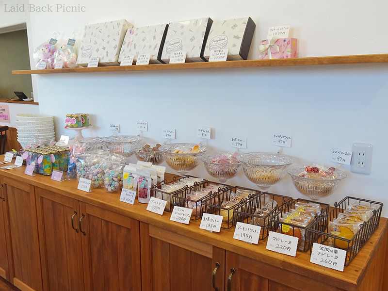 マドレーヌの他に、メレンゲやチョコレートなど