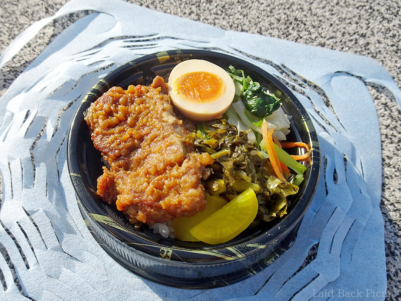 ご飯の上に味つけした豚肉がのった弁当