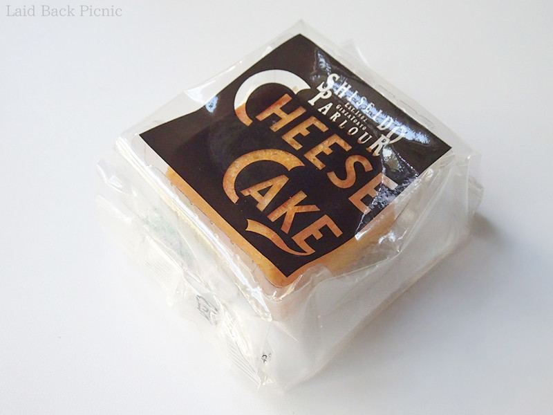 透明な袋にチーズケーキのテキスト入り