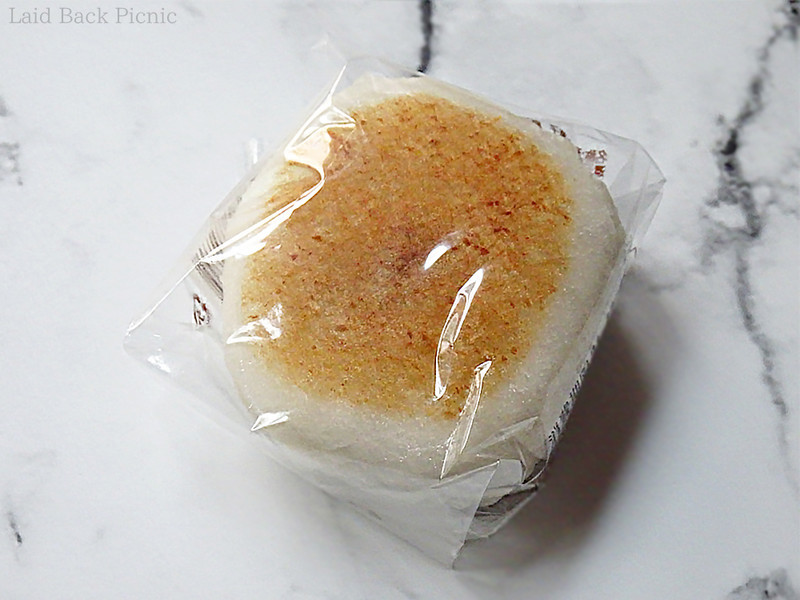 個包装は、焼き大福が透明フィルムに包まれているだけ