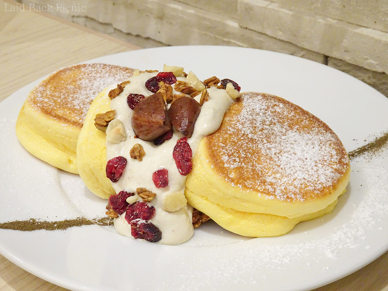 トッピングのモンブランホイップには栗の渋皮煮