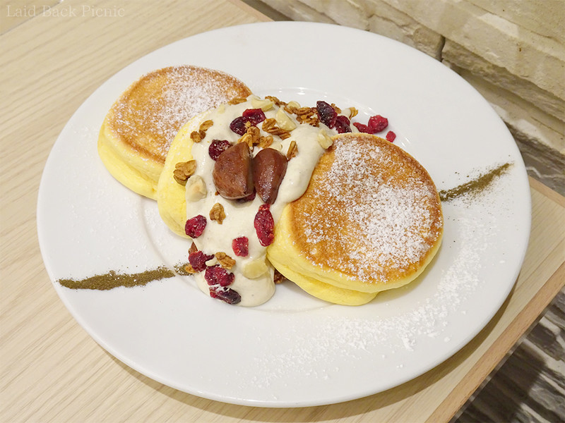 パンケーキ3枚、上にはモンブランホイップとトッピング
