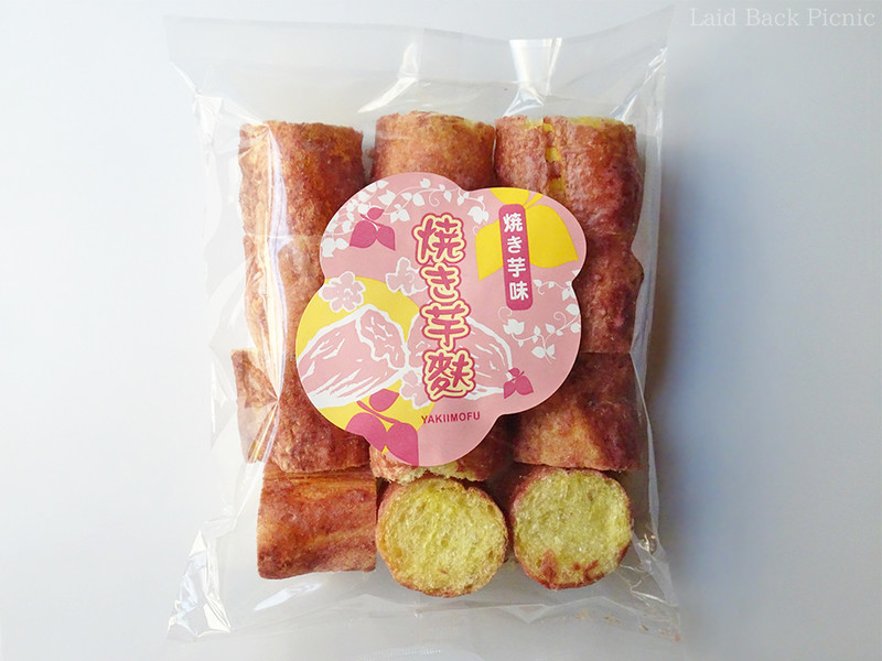 透明の袋型パッケージにサツマイモ色の麩菓子が入っている