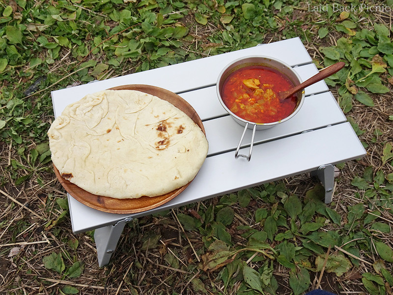 シェラカップにカレーを入れて楽しむ