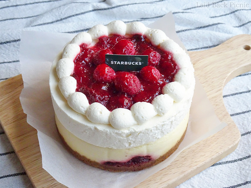 真ん中には苺がたっぷり、その周りをホイップクリームでデコレーションしたホールケーキ