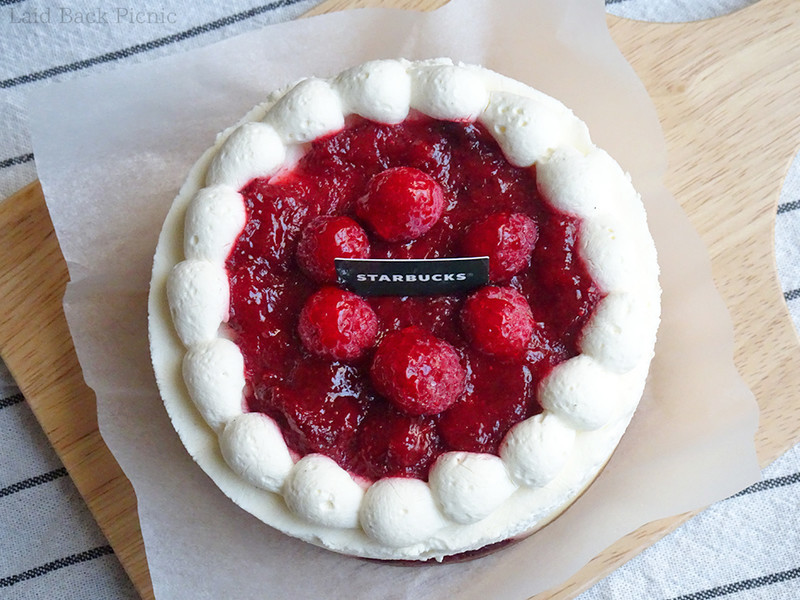 ケーキの上は苺がたっぷり、真ん中にはスターバックスのロゴ入りプレート