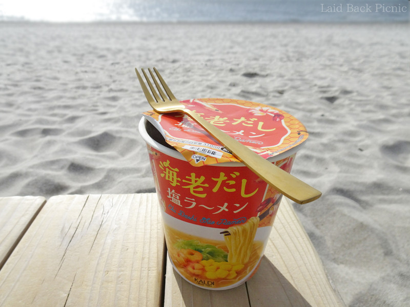 カップ麺越しにキラキラ水面が光る海