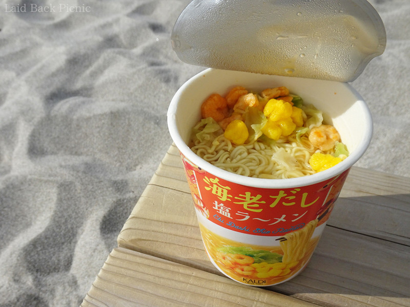 エビや玉子、キャベツ入りのカップ麺
