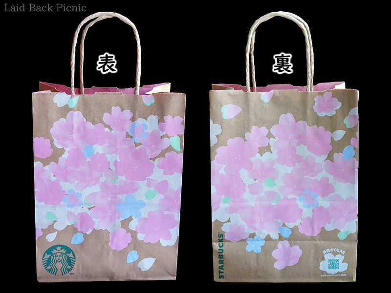 手提げの紙袋は全体に桜の花が描かれている