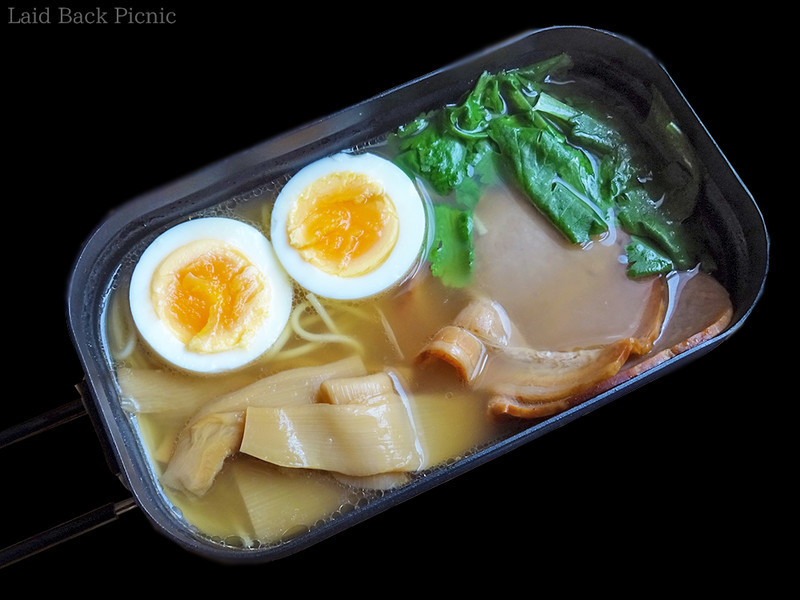 メスティンの中にラーメン完成
