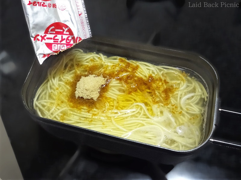 粉末スープと調味油を入れたところ