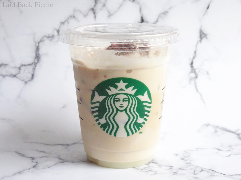 フラペチーノではないので、フラットな蓋つきカップ