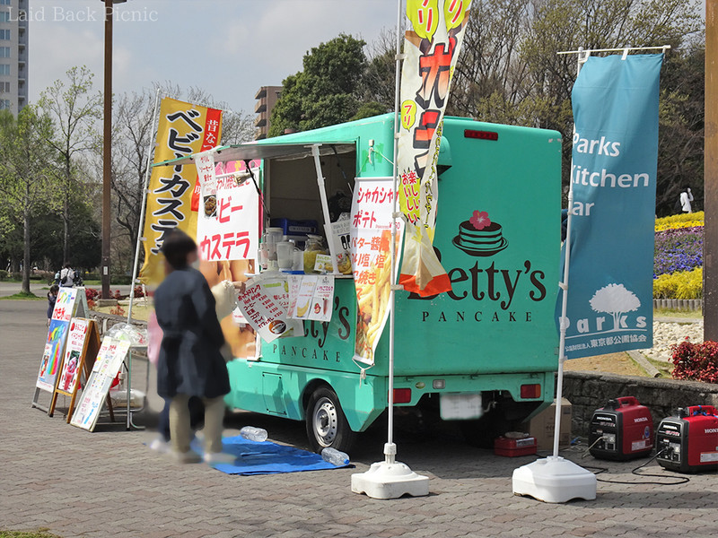 緑色のフードトラックは軽食やかき氷を販売してた