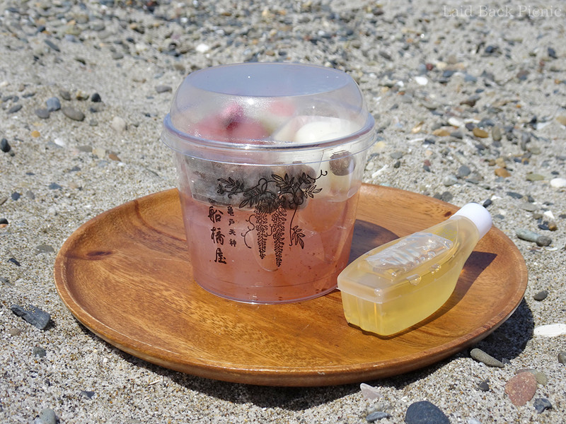 カップ上部はトッピングが別皿になっていて、白蜜つき