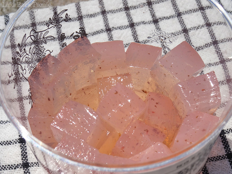 刻んだ桜の葉が入った寒天
