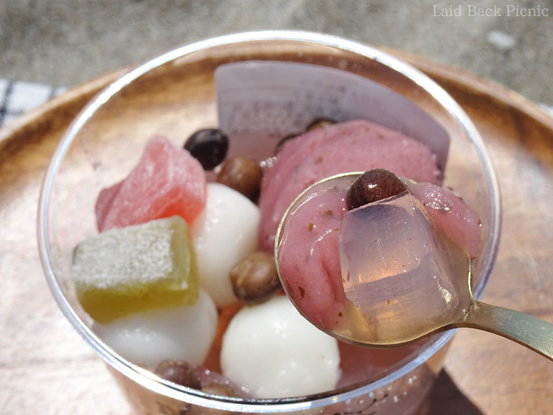 ピンク色の寒天にピンク色の桜あん