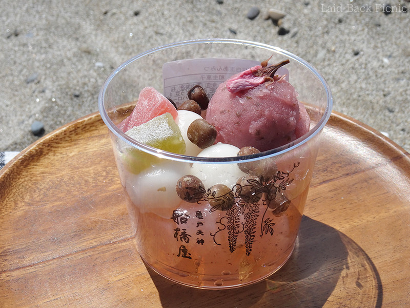 ピンク色の桜寒天に、桜あん、白玉、求肥など