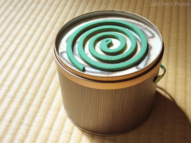 缶の蓋が蚊取り線香皿になっている
