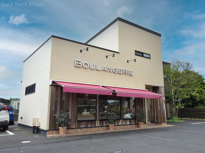 平屋で道路側に大きな窓がある店舗