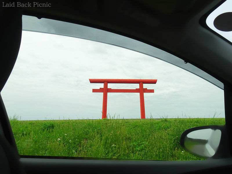 助手席側の窓に鳥居をおさめた写真