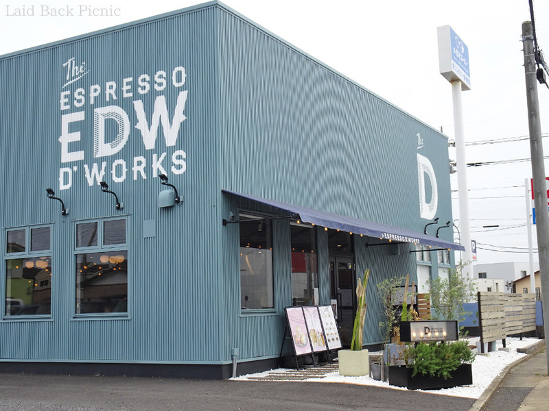 コンテナのような形の店舗