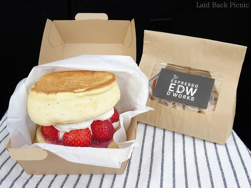 ぶ厚いパンケーキでホイップと苺をサンド、ひと口サイズのラスク