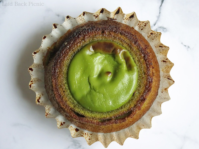 真ん中に抹茶のチーズクリームがたっぷり