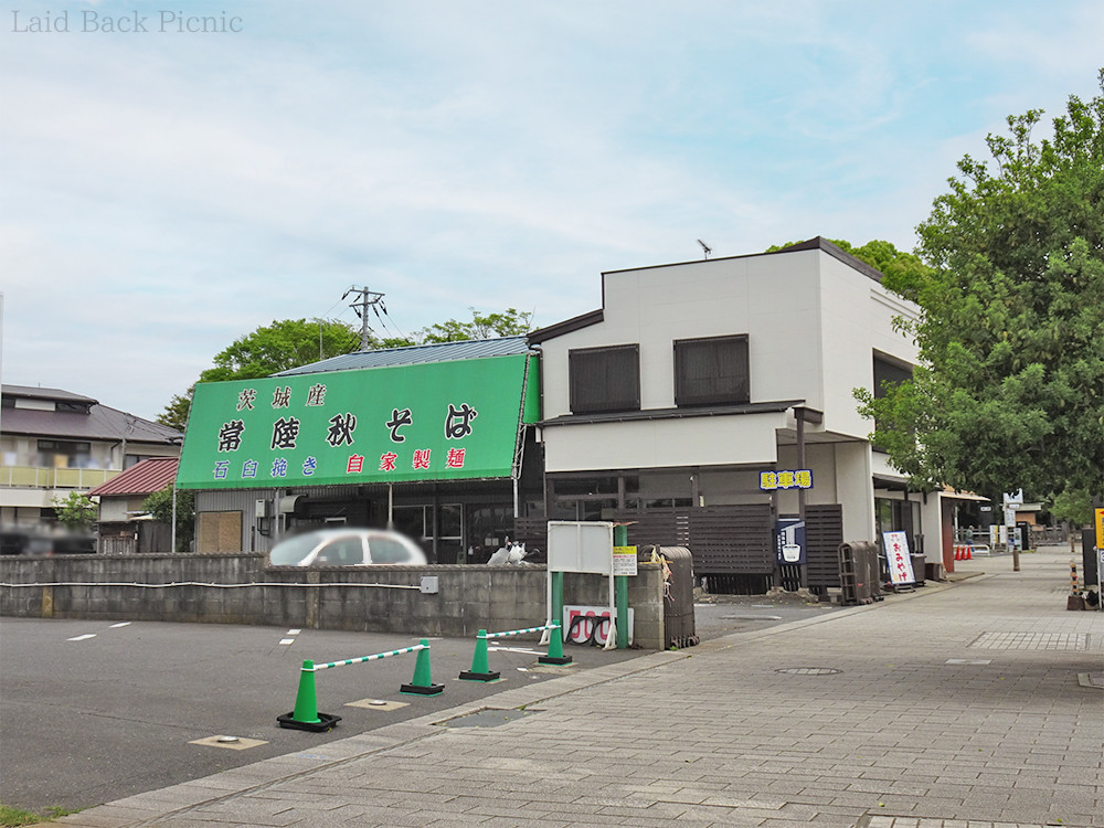 店舗横に駐車場のある蕎麦屋