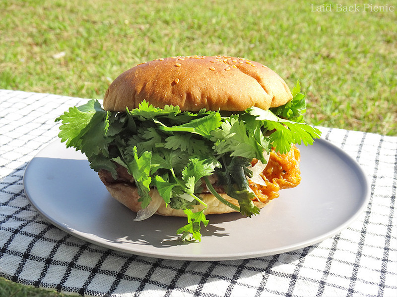 ハンバーガーからはみ出るほどたっぷりパクチー入り