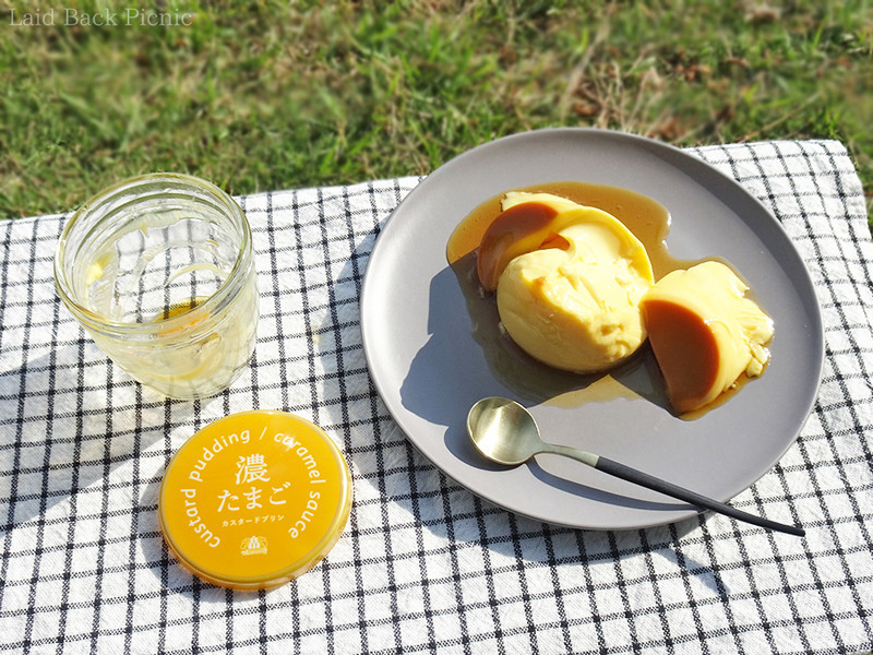 お皿の上で崩れたプリン