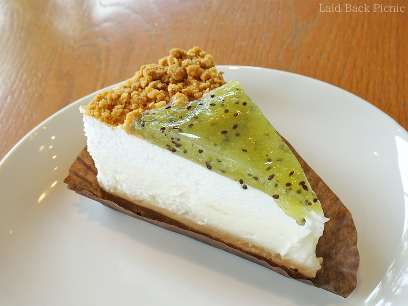 キウイフィリングがトッピングされているレアチーズケーキ