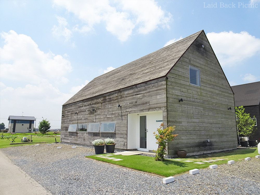 戸建てカフェの横には芝生が植えられている