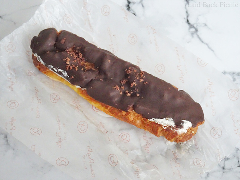 ひとまわり大きいエクレアにはチョコもたっぷりかかっている
