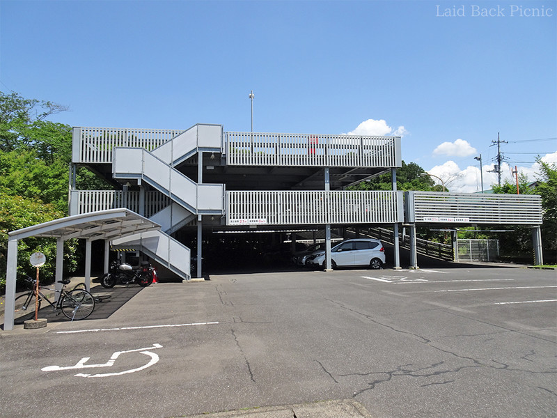 平面駐車場と立体駐車場がある