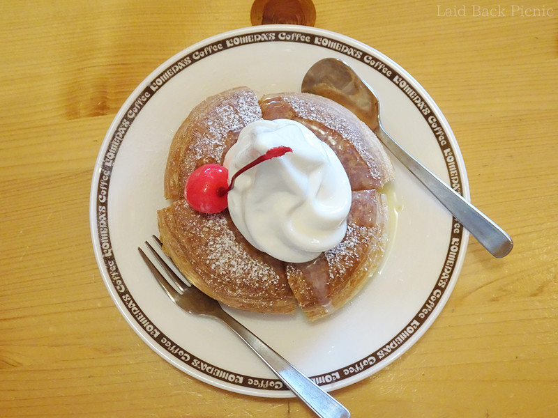 デニッシュパンのフチに練乳がたまっている