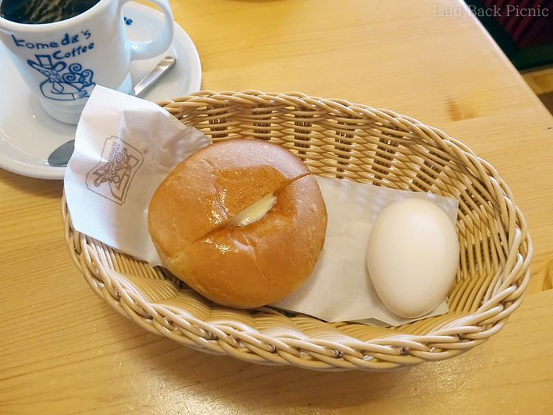 トーストと比べると小ぶりなパン
