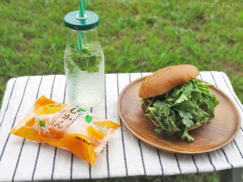 パクチーたっぷりのバーガーのデザートに『むかん』
