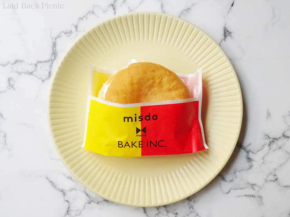 チーズホイップドーナツは黄色&赤色配色の袋入り