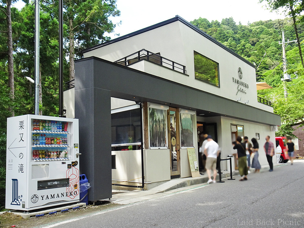 山間の通り沿いにある店舗