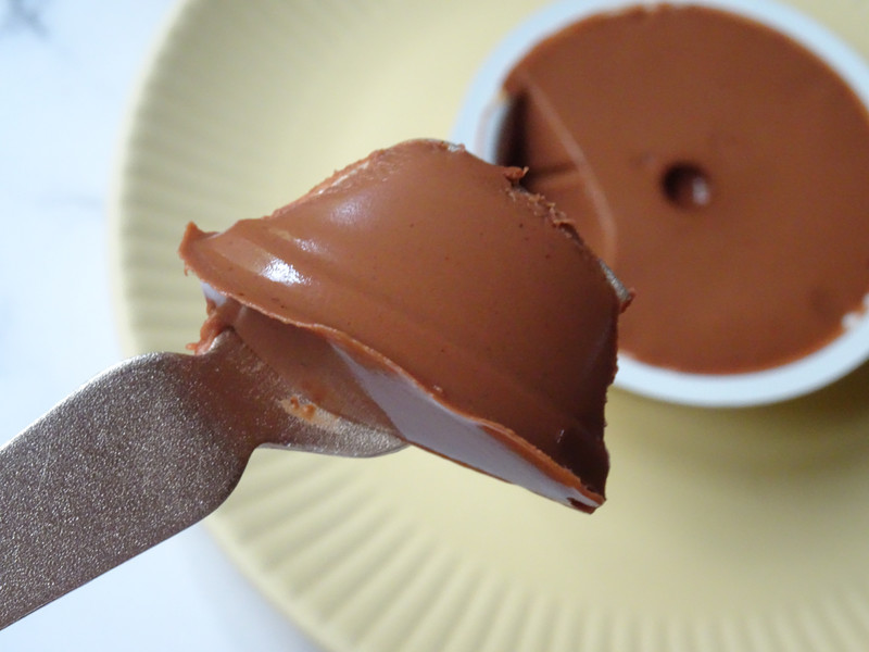 こちらも滑らかなチョコレート色のプリン