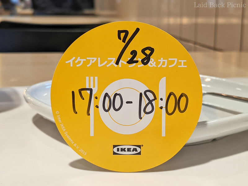 丸いシールに日付と時間が書かれている