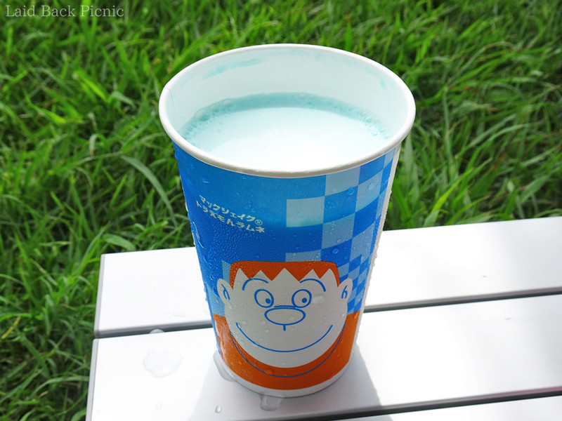 薄い水色のラムネを思わせる色のマックシェイク