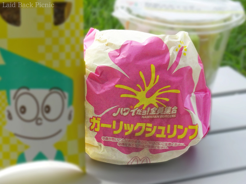 紙包みタイプのハンバーガーで、大きなハイビスカスがデザインされている