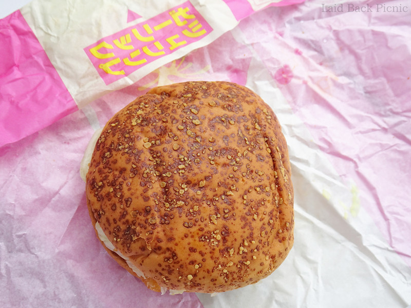 バーガー袋の内側には商品名が鏡文字でデザインされている