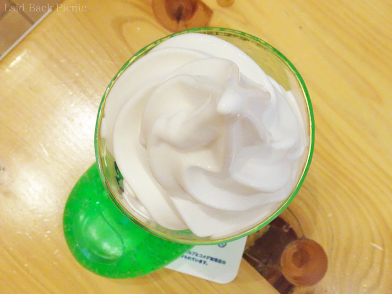 カップのフチまでたっぷり入ったソフトクリーム
