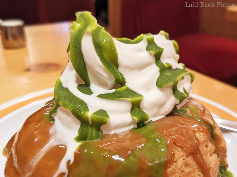 抹茶ソースが冷たいソフトクリームの上で固まっている