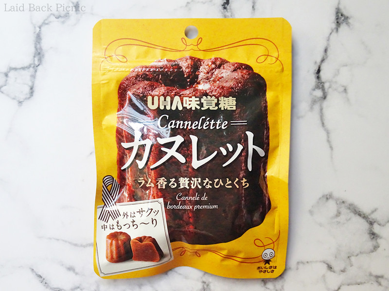 小袋入りのお菓子で、真ん中に大きなカヌレの写真入りパッケージ