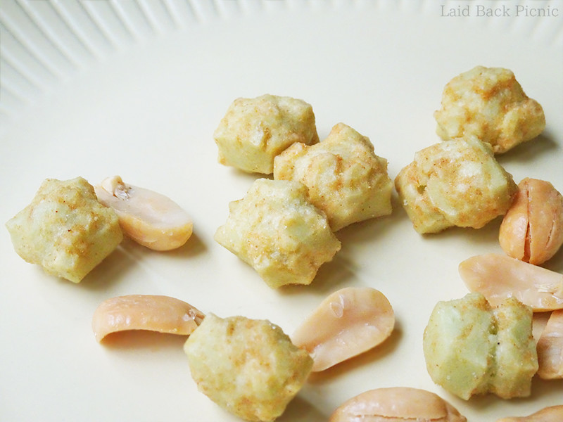 小粒のおかきに山椒を使ったシーズニングで味つけ