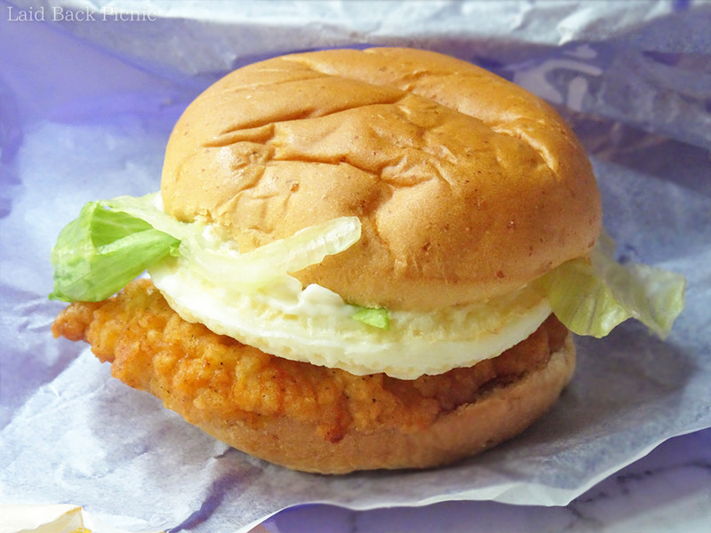 バンズからチキンフィレがはみ出ている